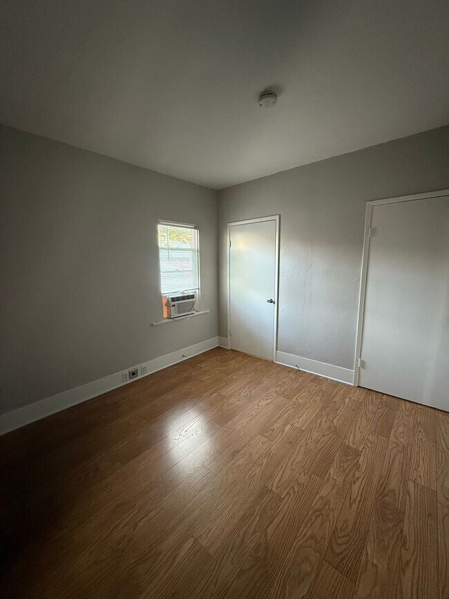 Building Photo - 61-0002