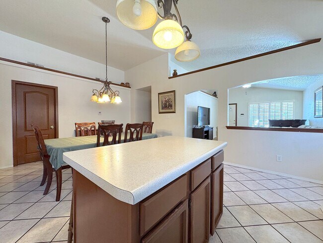 Building Photo - East El Paso 3bed/2bath Refrig A/C!