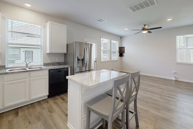 Building Photo - 2-Bedroom 2.5-Bath, 2 car garage, modern home