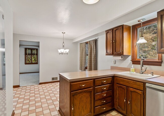 Building Photo - Spacious 4 Bed 2.5 Bath Home Located in North Hills School District - Available September 1st!