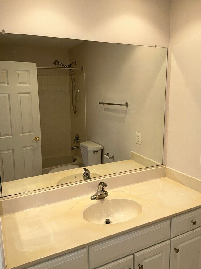 Building Photo - Beautiful 4BR 4.5BA 4 level townhome with 2 car attached garage located in the Fallsgrove Community