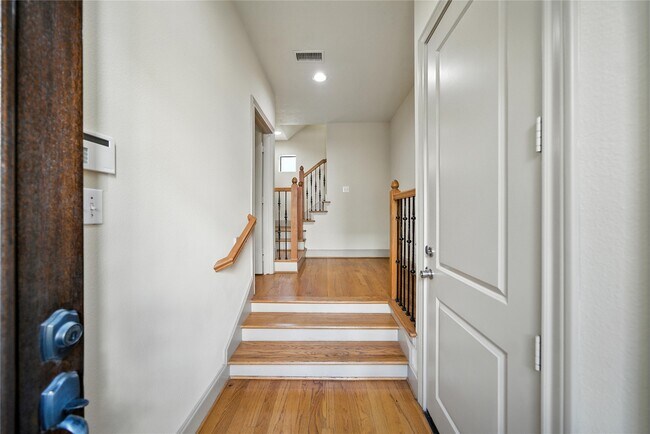 Building Photo - 2318 Camden Dr