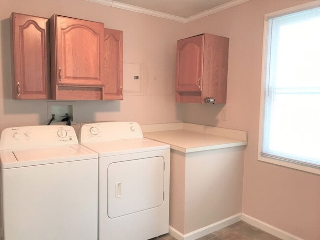 Building Photo - Lovely 3 Bedroom/2 Bathroom… Waiting for Y...