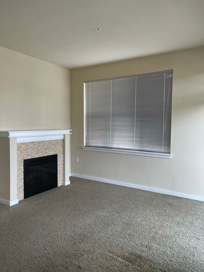 Building Photo - Downtown Redmond unit in the Cleveland Bldg with one assigned parking spot included in the rent!