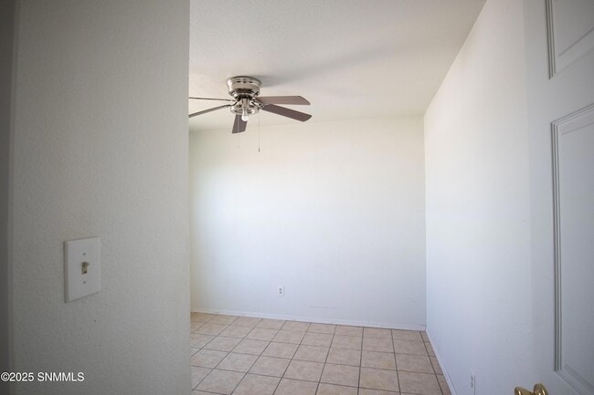 Building Photo - 1302 S Triviz Dr
