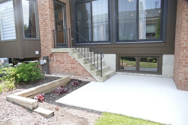 Building Photo - 19w286 Governors Trail
