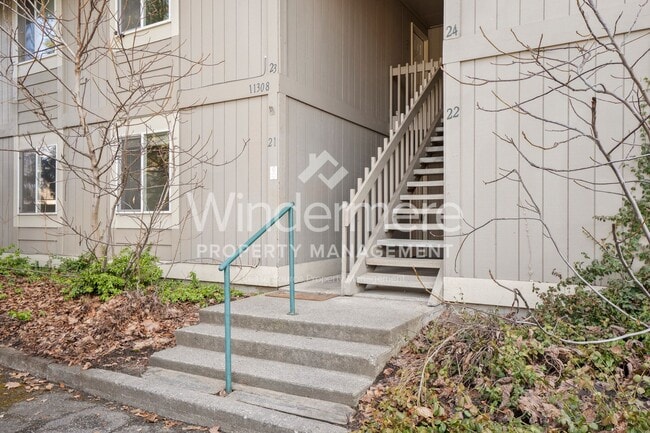 Building Photo - **MOVE IN SPECIAL** 1/2 OFF 1ST FULL MONTH'S RENT**Mission East Apts 2 br/1 bath ground floor + W...
