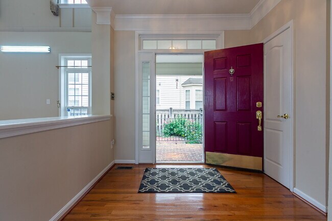 Building Photo - Spacious, Light-Filled Home in the Desirable Broadlands