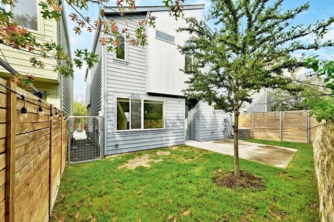 Building Photo - 705 N Bluff Dr