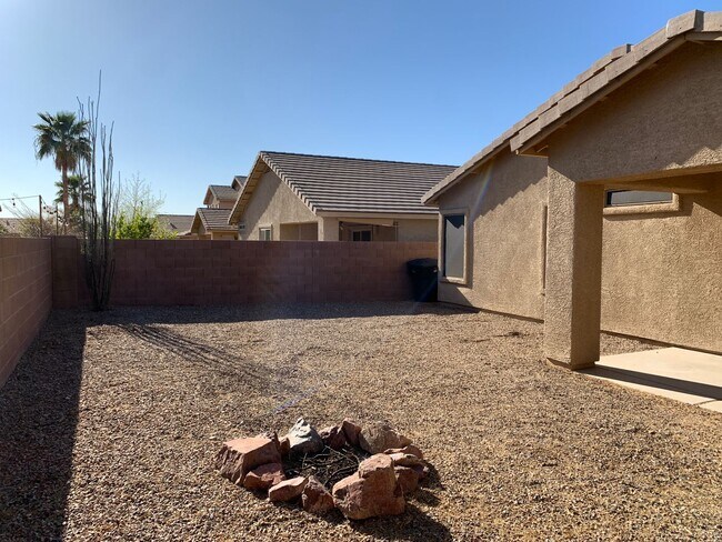 Building Photo - 3Bdm 2Ba Home, Popular Location, Available...
