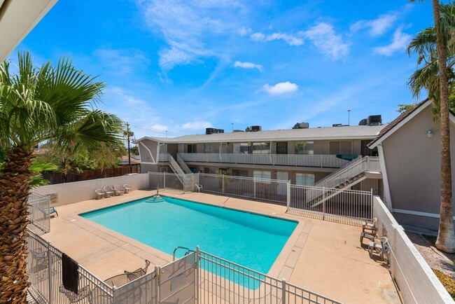 Building Photo - Cute Condo with Pool View!