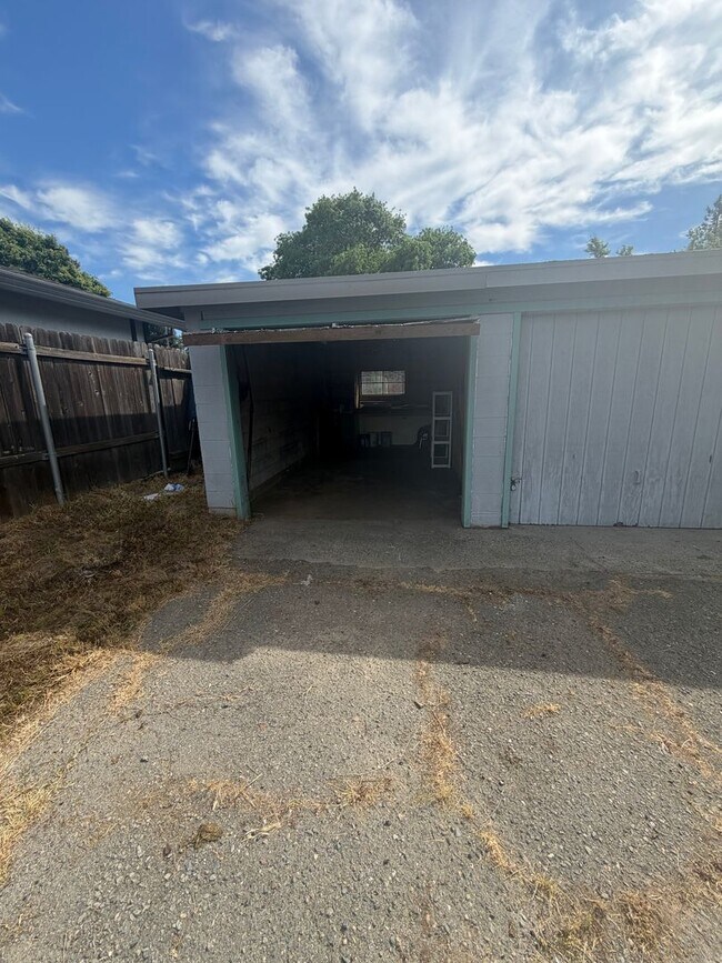 Building Photo - 5319/21 Robertson Ave