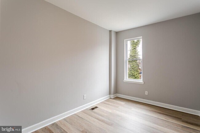 Building Photo - 3021 Wolcott Ave