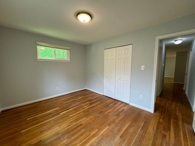 Building Photo - Sought-After 4 Bed 3 Bath L-Shaped Rambler...