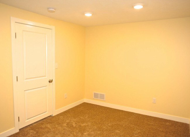 Building Photo - 1213 Lake Michigan Dr NW