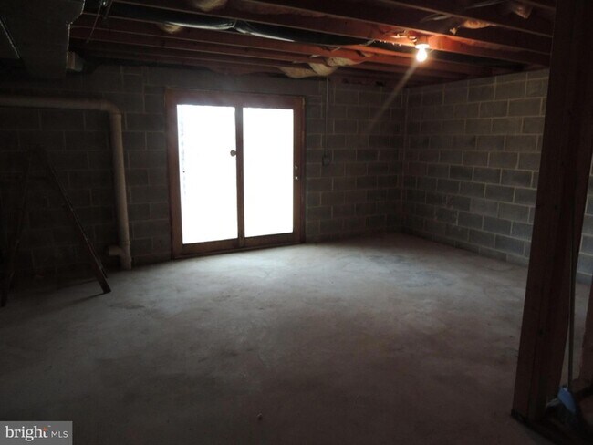 Building Photo - 404 Pinebrooke Cir