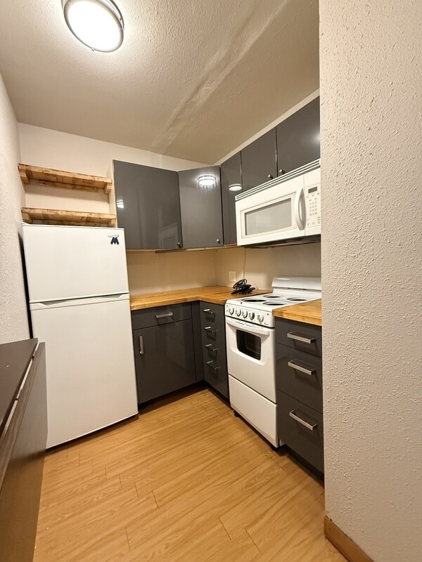 Building Photo - 418 W Olive St