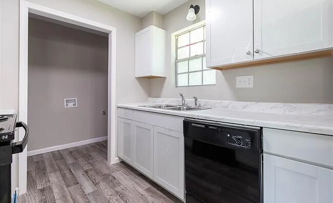 Building Photo - 917 Gateway Dr