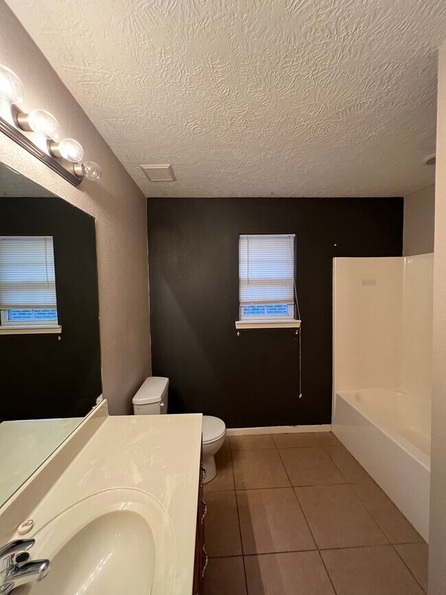 Building Photo - Great location in Nixa 3 bedroom 2 full bathrooms