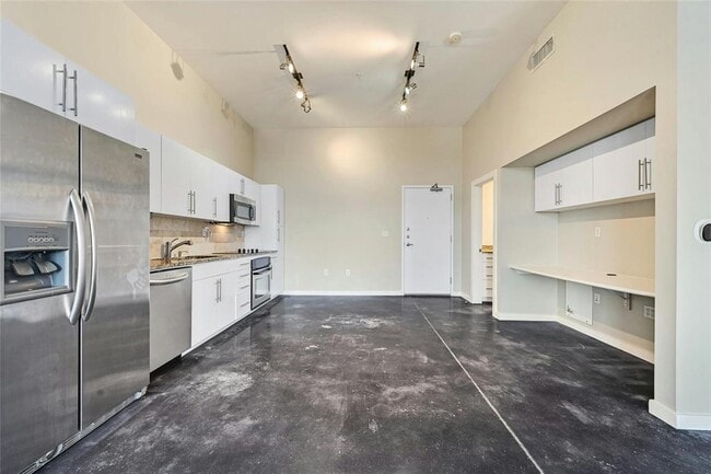 Building Photo - 2235 E 6th St