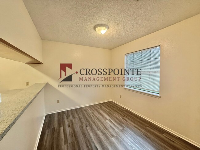 Building Photo - Available! 2 Bedroom 1 Bath Duplex in Longview!