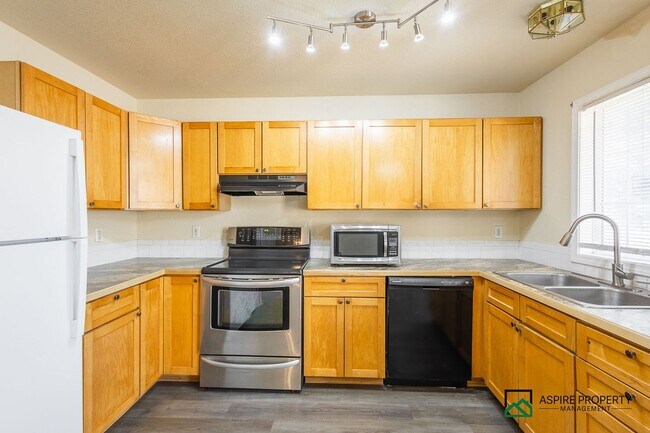 Building Photo - 3 bed 2 bath home