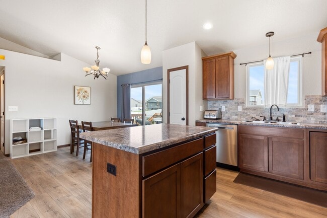 Building Photo - 4 BED | 3 BATH | DOUBLE GARAGE | RAPID VALLEY