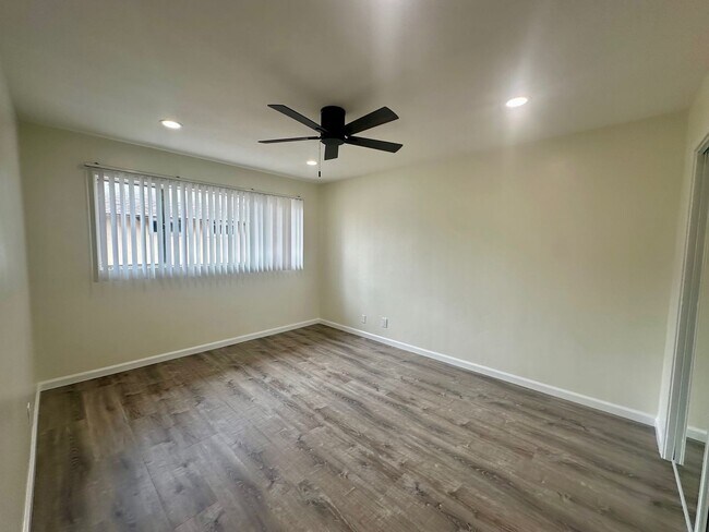 Building Photo - Upstairs 2 bedroom 1 bath apartment in PB, 4 blocks from ocean