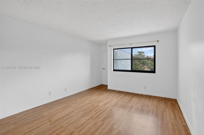 Building Photo - 200 Lakeview Dr