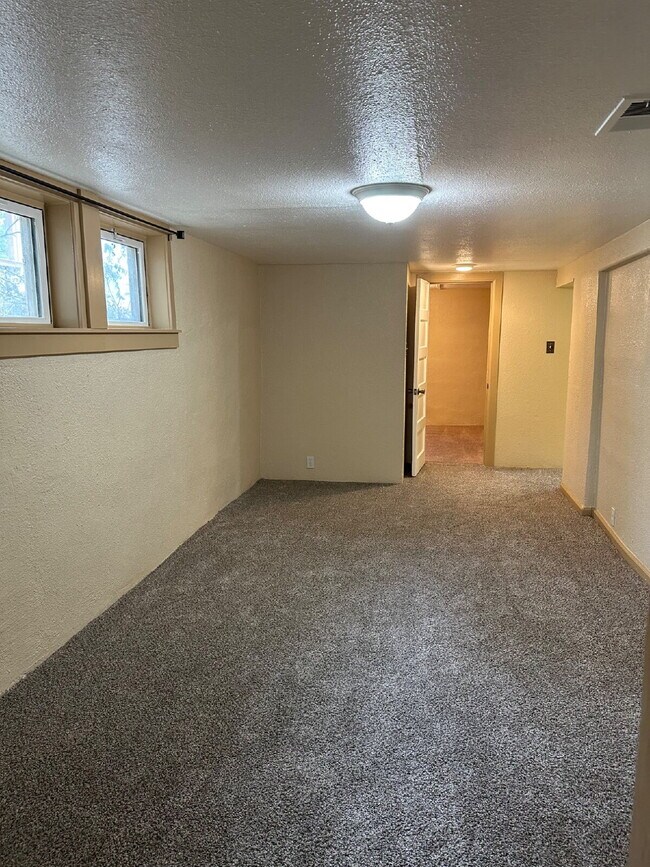 Building Photo - "Charming 4-Bedroom Oasis with 2 Full Bath...