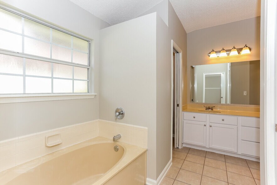 Building Photo - 3726 Woodbriar Dr