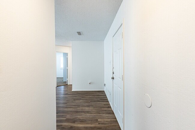 Building Photo - 2 Bedroom House w Large yard