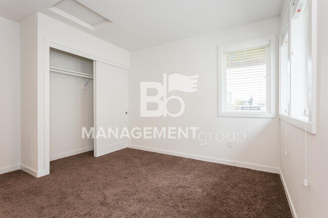 Building Photo - Light & Bright Newer Duplex in Close-in NE...