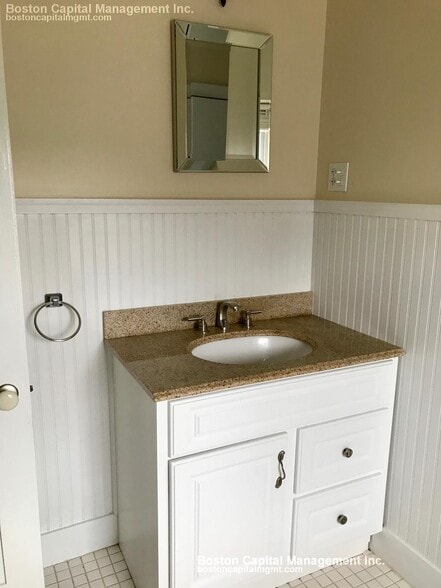 Building Photo - 674 Main St