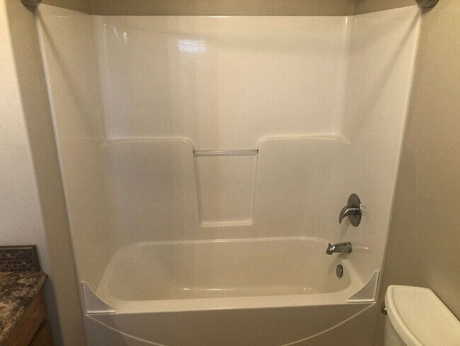 Building Photo - Newer 3 bedrooms 2.5 bathroom townhouse! MOVE IN SPECIAL!