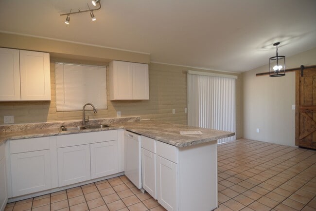 Building Photo - Charming 3 Bedroom 2 Bath House! Great Nor...