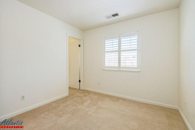Building Photo - Desirable Evergreen Townhouse