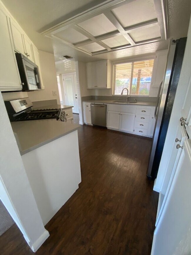 Building Photo - MOVE IN READY! Great looking home on a court location with low maintenance landscaping.