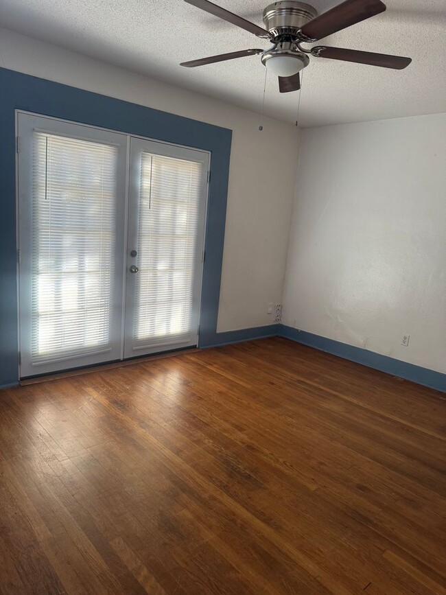 Building Photo - Adorable 2/1 !!! walking distance to the e...