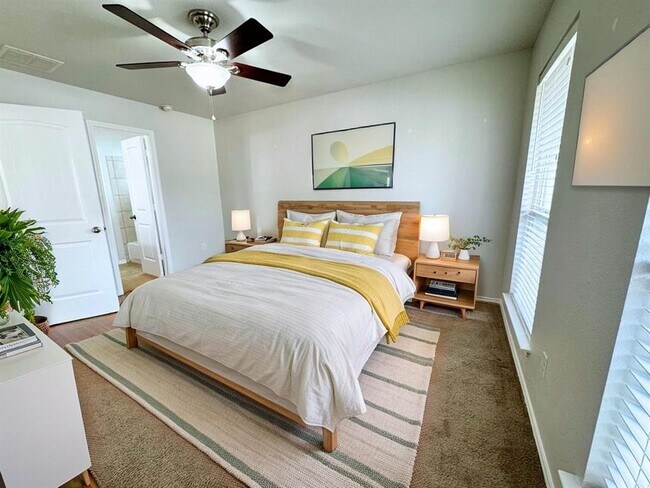 Building Photo - 716 Alamo Plaza Dr