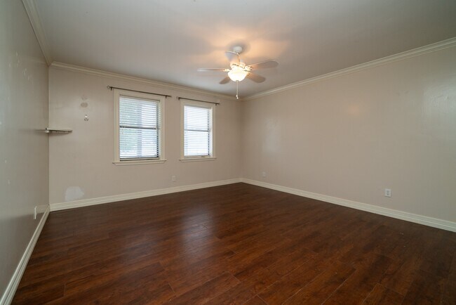 Building Photo - 830 Forest Lake W