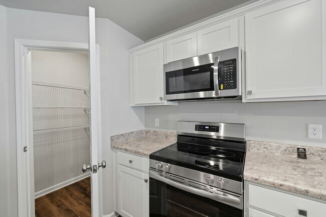 Building Photo - 209 Clear Creek Dr