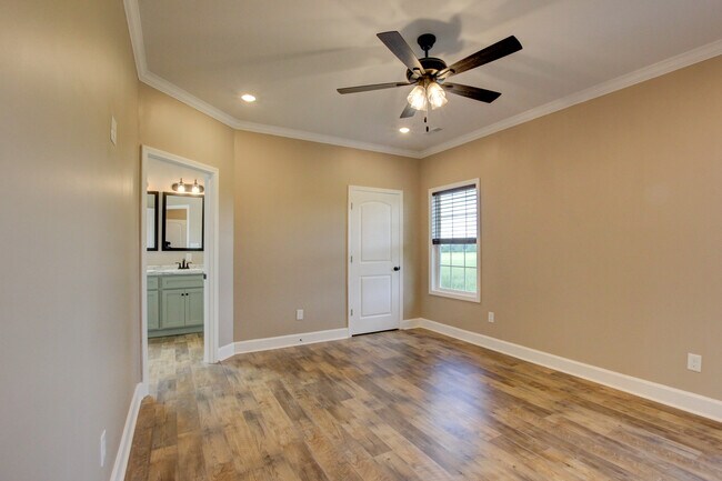 Building Photo - 135 Riverbend Dr
