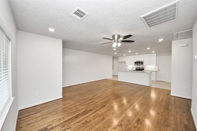 Building Photo - 8705 Dunlap St