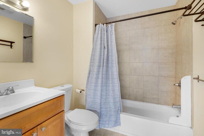 Building Photo - 2464 Frankford Ave