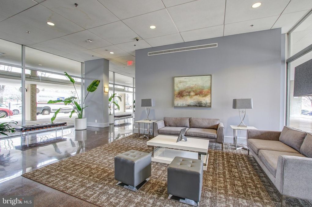 4th St Lobby - 350 G St SW