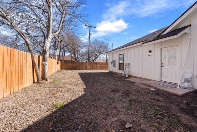 Building Photo - 207 N Tyler St