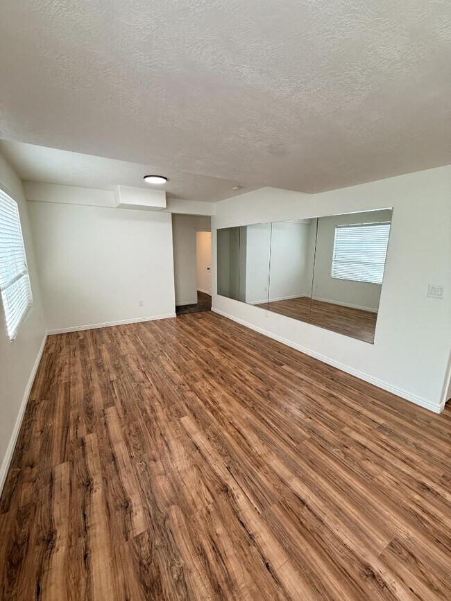 Building Photo - 8825 Jefferson Dr