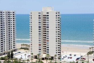 Building Photo - Spacious Oceanfront Condo