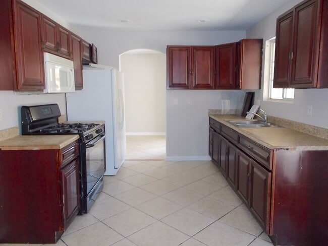 Building Photo - Spacious 4-Bedroom, 2.5-Bathroom Home with...